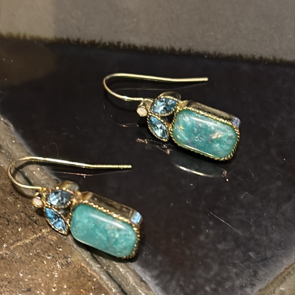 Vintage MONET Faux Opals & Rhinestones Gold Plated One Inch Earrings - Picture 5 of 10